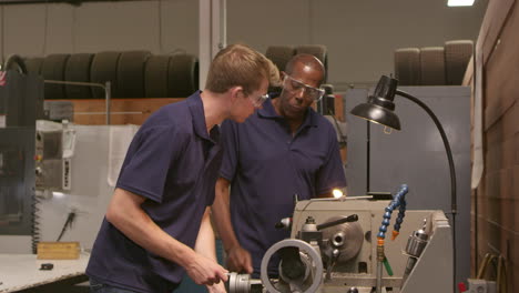 Ingeniero-Entrenando-A-Aprendiz-Masculino-En-Torno-Filmado-En-R3d