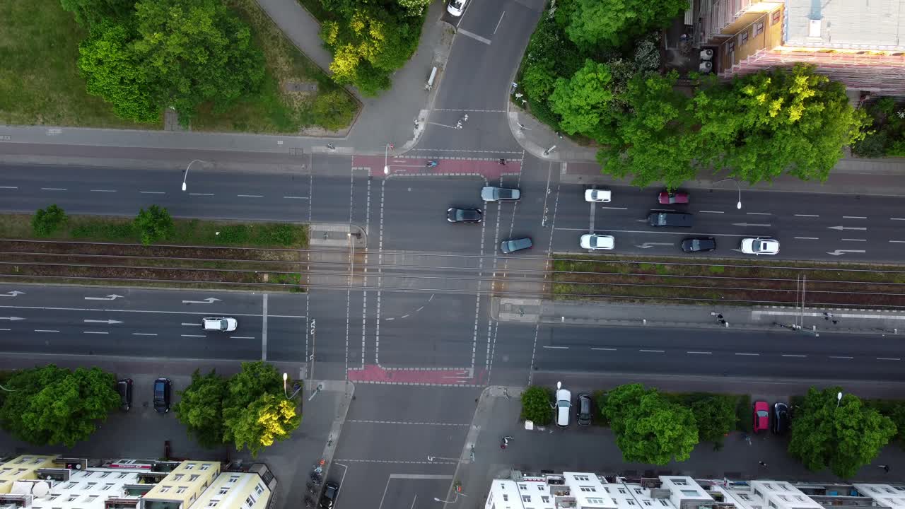 gran calle, tranvía conduciendo dentro y fuera de la imagen vista aérea perfecta vuelo a vista de pájaro imágenes de drones de berlín prenzlauer berg allee verano 2022