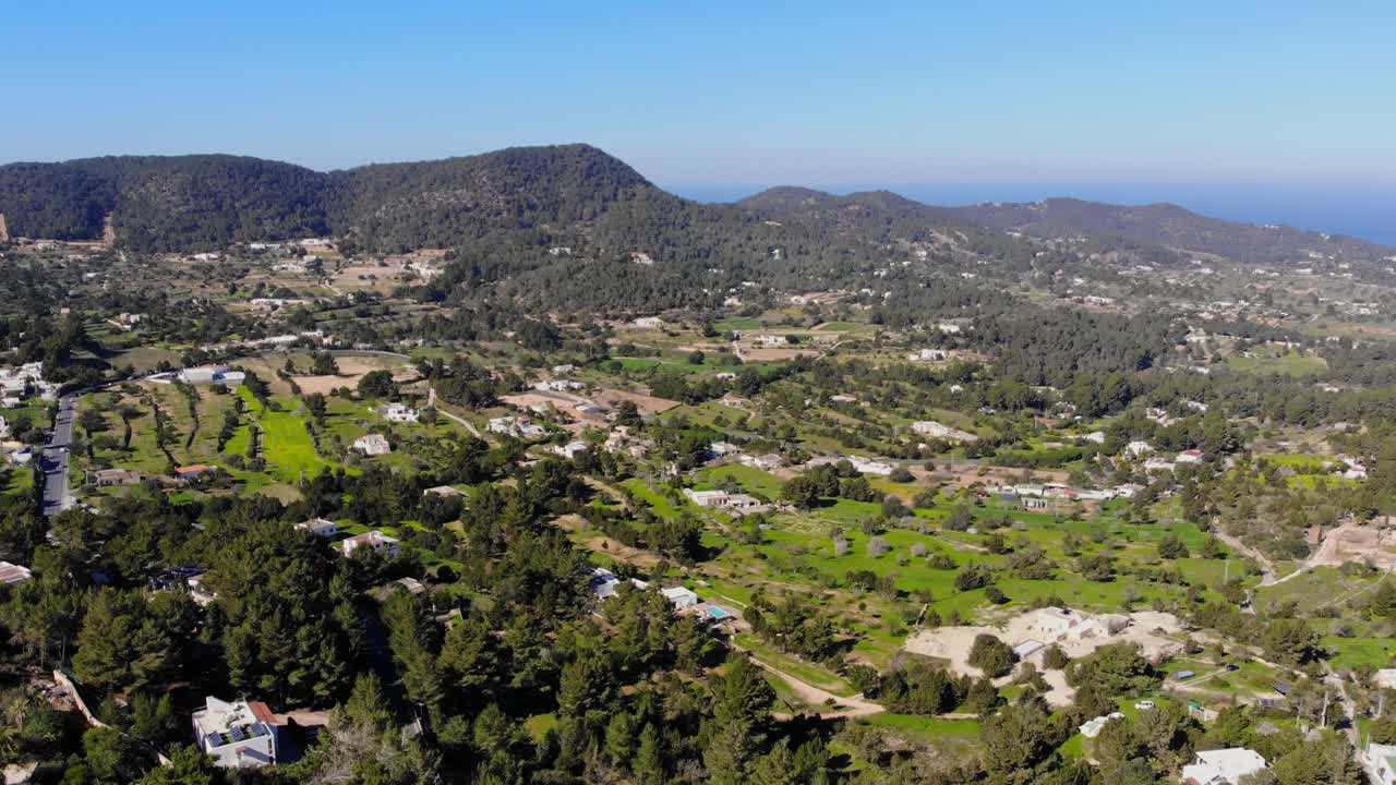 이비자 (ibiza) 에 있는 드론 (drone) 이 아래로 기울어지고 있습니다.