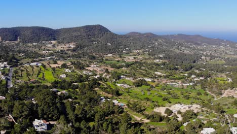 Drone-En-Ibiza-Panoramización-E-Inclinación-Hacia-Abajo