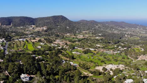en el avión no tripulado de ibiza panorámica y inclinación hacia abajo