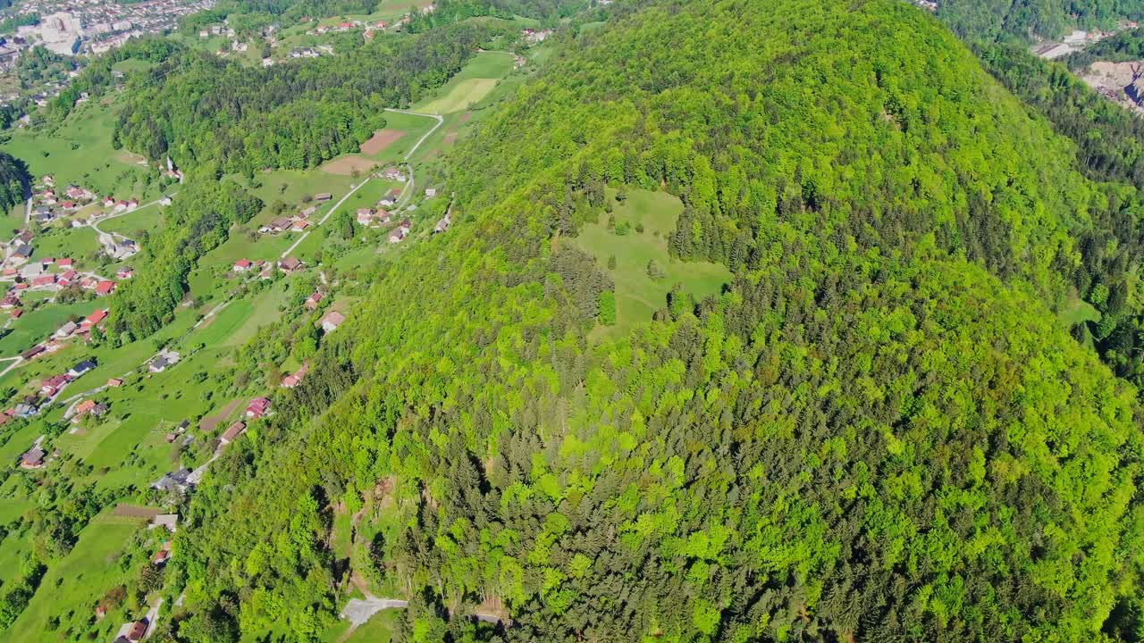 lago velenje con la central eléctrica de tes en segundo plano
