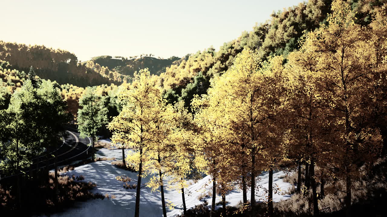 해가 지는 때 태양이 비추는 산들 사이에 가을의 나무가 있는 계곡