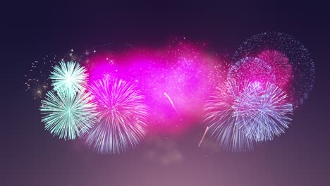 los fuegos artificiales explotan en el área central de la pantalla sobre un fondo azul oscuro.