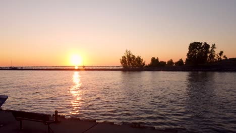 Drohnenschwenk-Eines-Strandsonnenuntergangs-Auf-Den-Großen-Seen