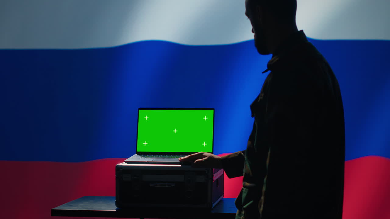 el ex servicio ruso del kgb fsb usando radar en la pantalla verde de la computadora portátil