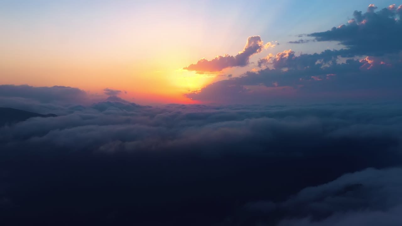 volando sobre las nubes con el sol tardío. amanecer o atardecer colorido fondo del cielo.