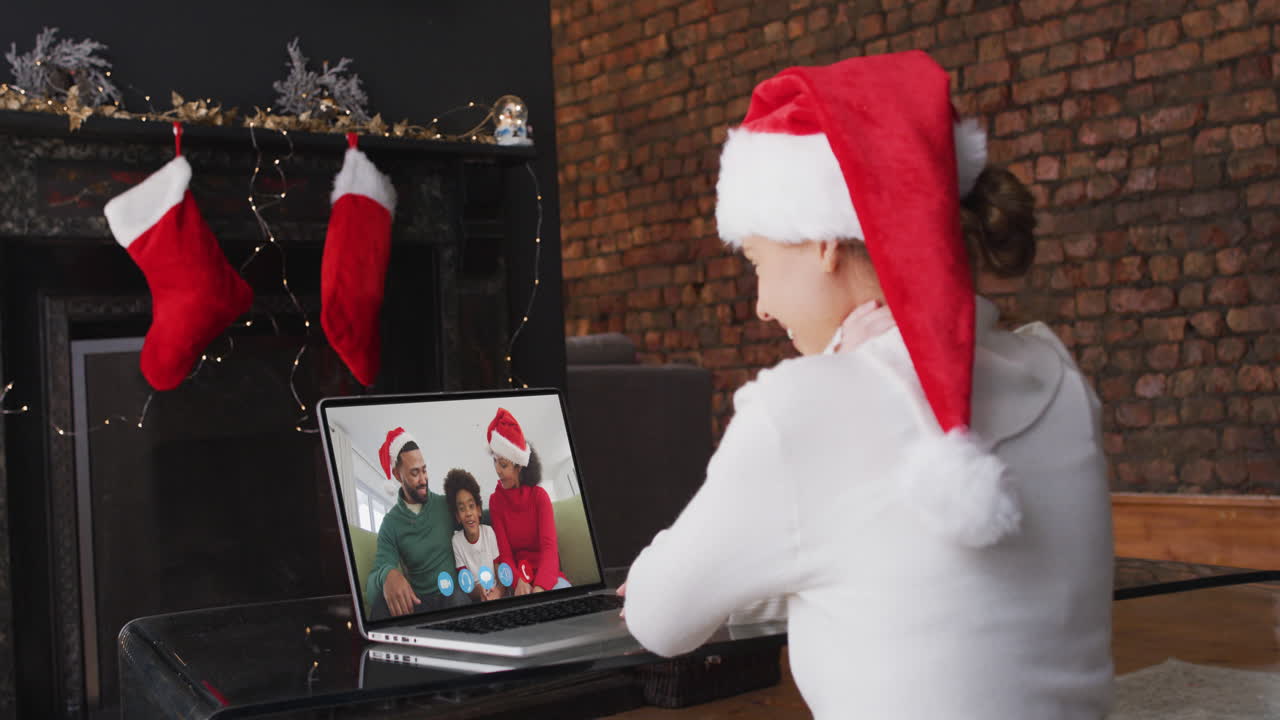 산타 모자를 입고 집에서 시간을 보내는 백인 여성