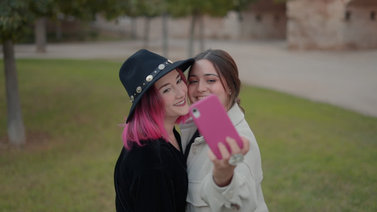 Due donne che si scattano un selfie in un parco