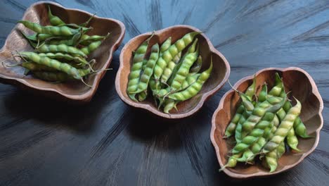 Panorámica-De-Gandules-Gungo-En-La-Mesa-Después-De-Ser-Recogidos-De-Un-árbol-Cosechado-De-Cultivo-De-Proteína-Fresca-Verde-Saludable