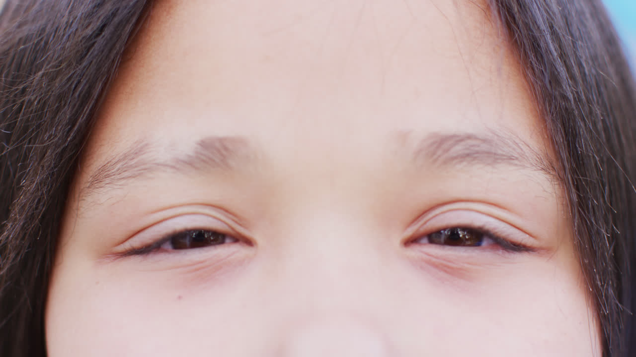 정원에서 포즈를 취하는 행복한 아시아 소녀의 초상화 비디오