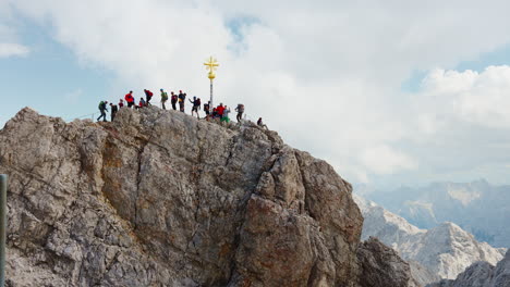 los visitantes ubicados en la cima de la montaña pueden disfrutar de un impresionante panorama de una fascinante cadena montañosa