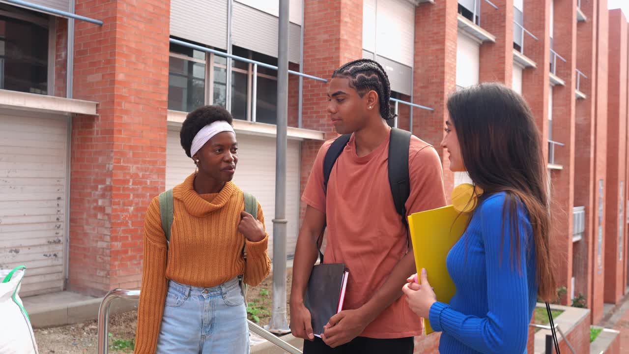 Grupo Diverso de Estudantes Universitários Conversando e Rindo no Campus