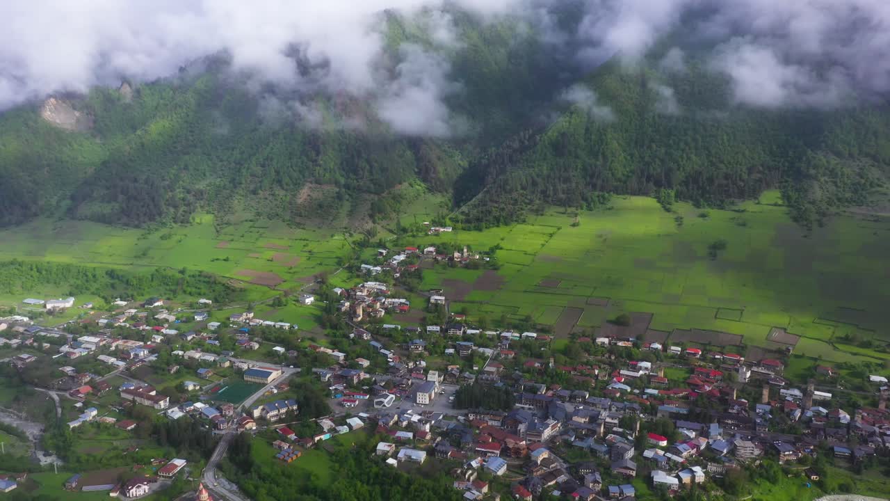 Aerea: Villaggio montano di Mestia nella valle delle montagne del Caucaso, Georgia
