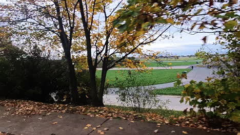 LKW-Fährt-Nach-Links-In-Berlin-Im-Herbst-Flughafen-Tempelhof-HD-30-Fps-58-Sek