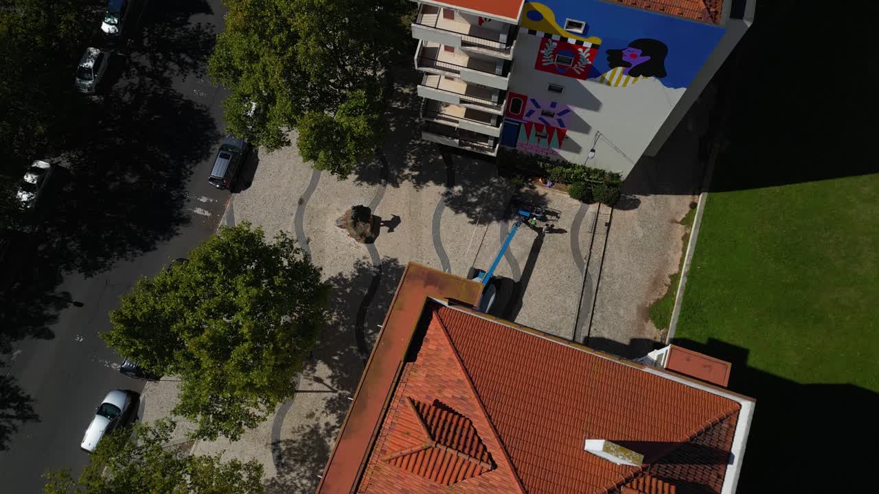 edificios en lisboa en proceso de restauración y reconstrucción en medio de árboles y coches - arte urbano