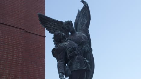 estatua del ángel de la victoria en vancouver, columbia británica, canadá - de cerca