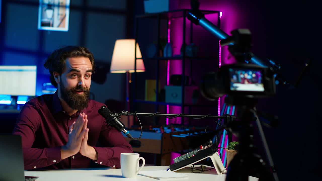 una estrella de los medios alegre hablando en un micrófono profesional en el estudio