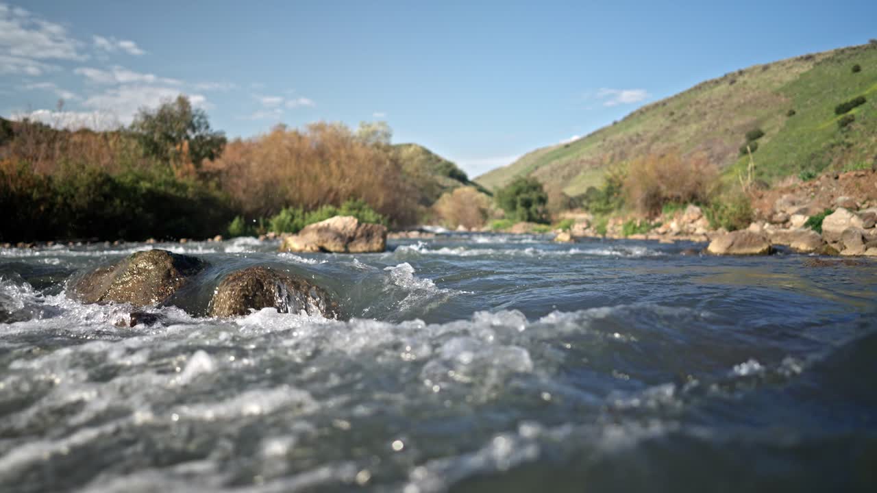Flusso d'acqua nel fiume Giordano.