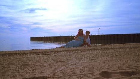 pareja de amor acostada en la playa. pareja romántica playa. pareja de amor