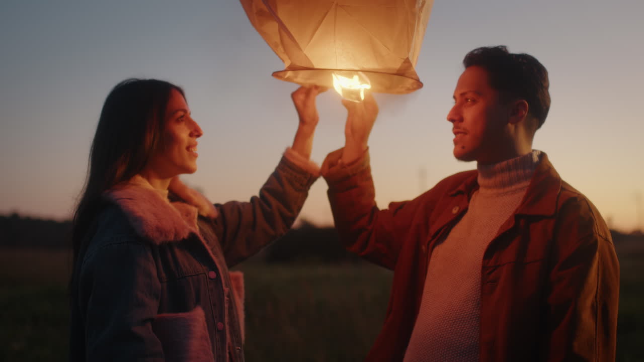 발렌타인 데이에 중국 랜턴을 가진 부부