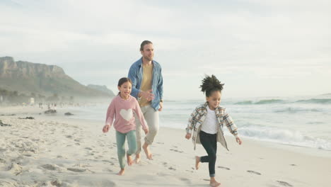 Familie,-Vater-Und-Kinder-Laufen-Am-Strand