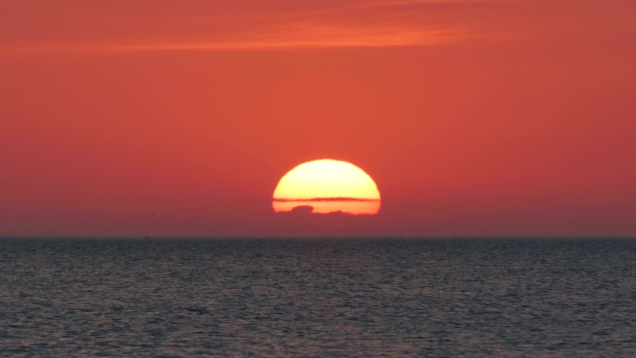 물 위에서 가까이 찍은 일출, 큰 은 오렌지색 태양