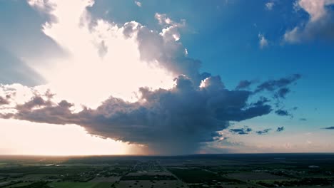 drone hyperlapse timelapse metraje día nublado lloviendo nube sobre campo edinburg texas