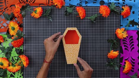 Ataúd-De-Arte-En-Papel,-Haciendo-Decoración-De-Halloween-Hecha-A-Mano.