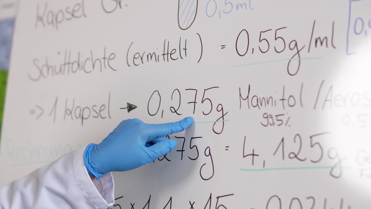 un cálculo se muestra en una pizarra - laboratorio médico