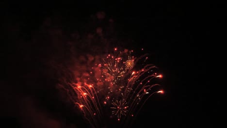 fuegos artificiales en cámara lenta bolas rojas que brillan fuente