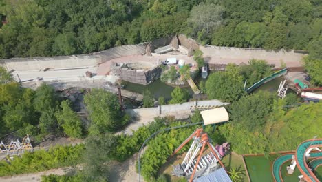 Toma-Aérea-Del-Parque-De-Atracciones-Movieland-En-El-Lago-De-Garda,-Italia.