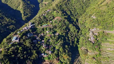 Drohnenaufnahmen-Des-Berühmten-Batad-Dorfes-Mit-Reisterrassen-Im-Norden-Der-Philippinen-Im-Morgengrauen