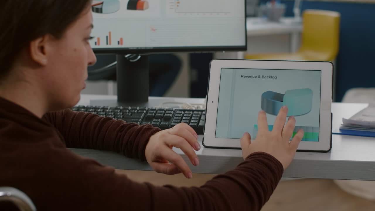 empleada inválida con discapacidad locomotora que utiliza una tabla digital