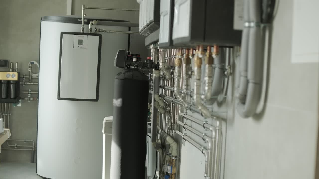 técnico que ajusta las válvulas de las tuberías de los sistemas de calefacción residenciales