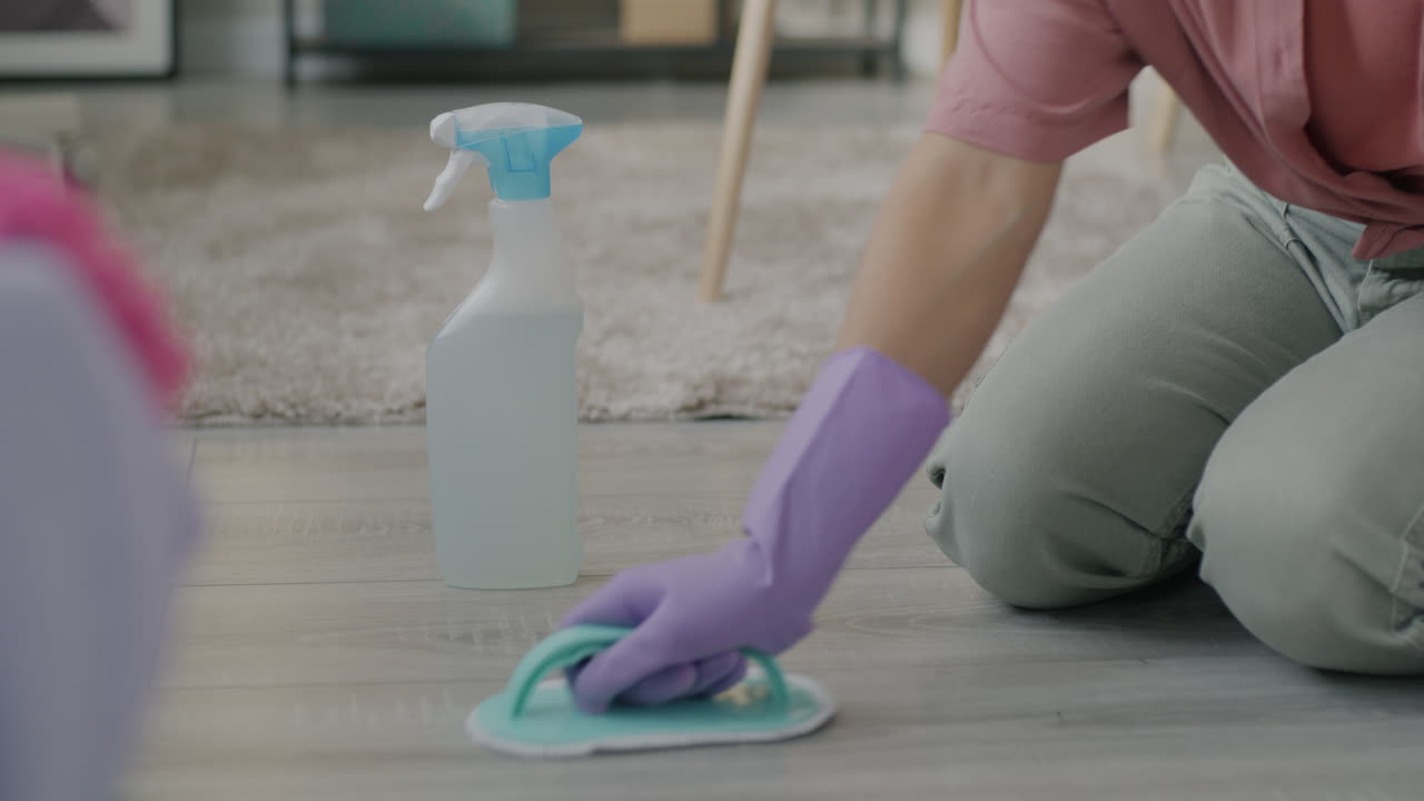 mujer limpiando el piso