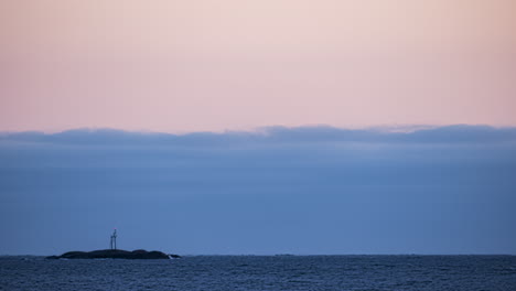 Tiro-De-Lapso-De-Tiempo-De-Nubes-Moviéndose-Sobre-El-Mar-De-Skagerrak,-En-Una-Mañana-Tranquila,-En-Justoya,-Aust-agder,-Noruega