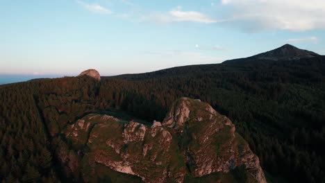 drone filmado alrededor de la "dent du diable" con el mont mezenc en el fondo al atardecer en el departamento de haute loire, región de auvergne rhone alpes, francia