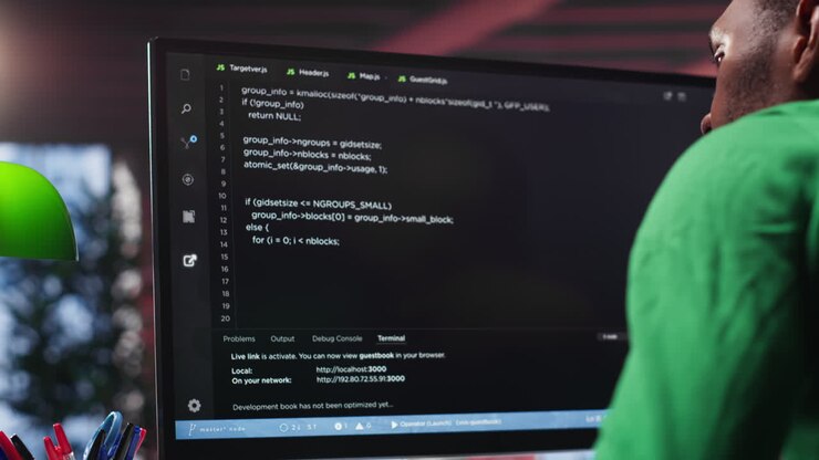 Vertikales Video: Afroamerikanischer Systemadministrator erstellt Software mit Programmiersprache