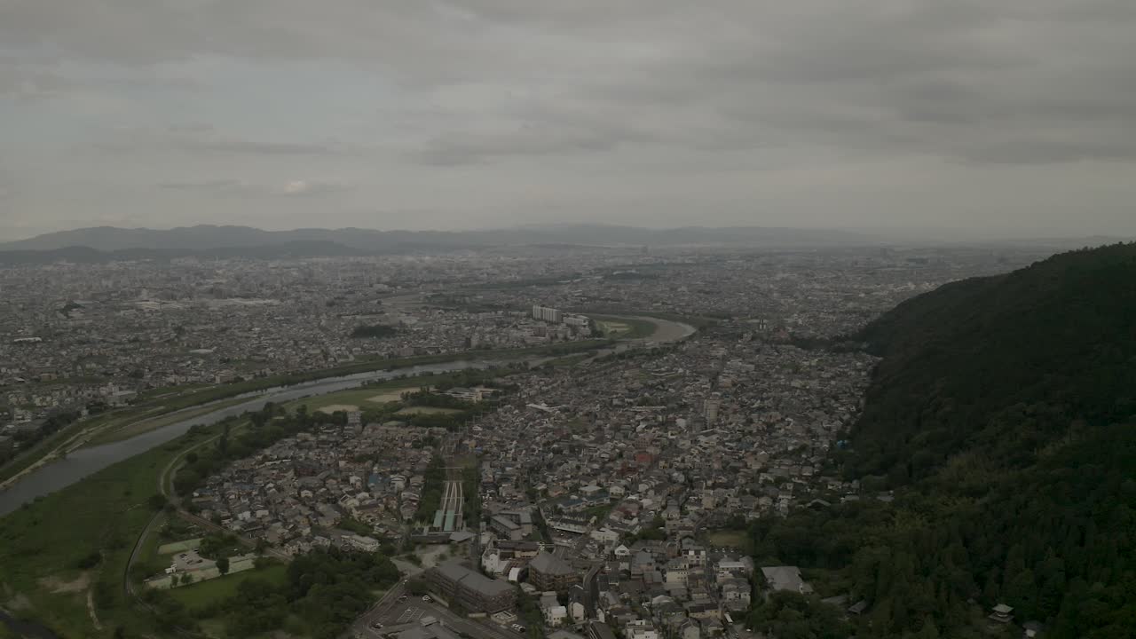 toma aérea de kyoto con drones al atardecer cerca de un río, japón, asia