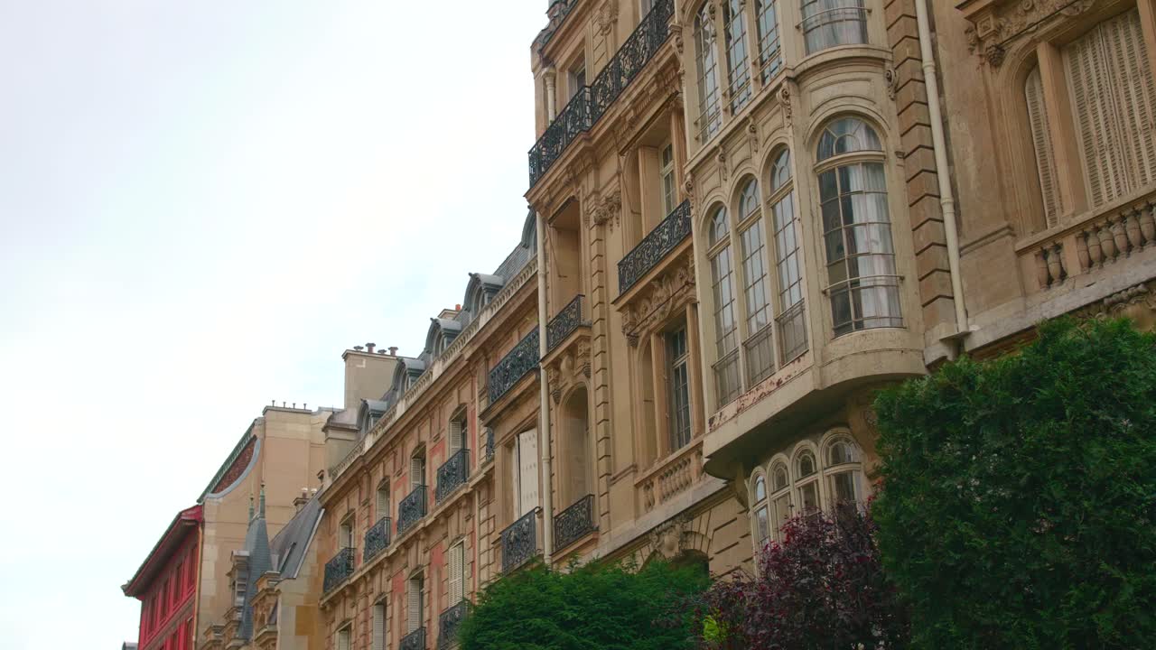 프랑스 파리 8구 렘브란트 거리 7번지에 활창이 있는 오스만 스타일의 건물