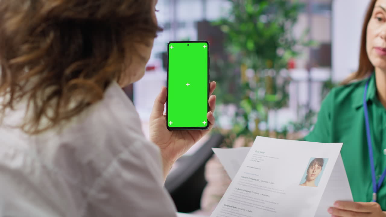 신청자를 평가하는 채용팀이 녹색 화면 에 재개합니다.