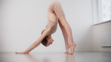 mujer practicando yoga plegado hacia adelante