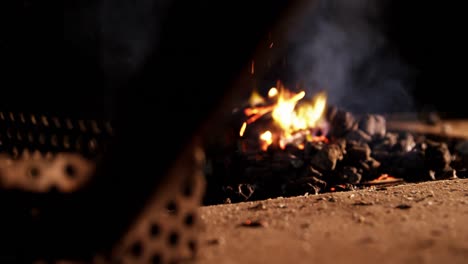 quemar fuego en la chimenea para el trabajo de herrero