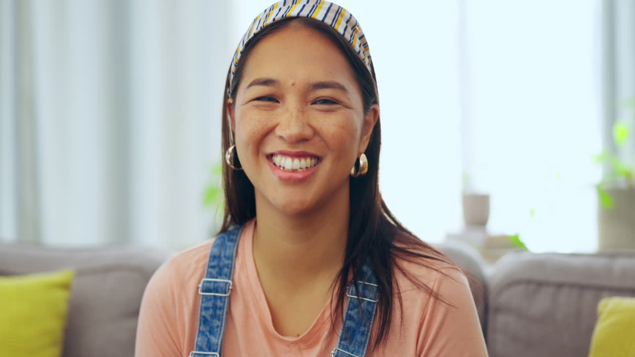 소파에 있는 여자와 함께 행복하고 미소 짓고 휴식을 취하세요.