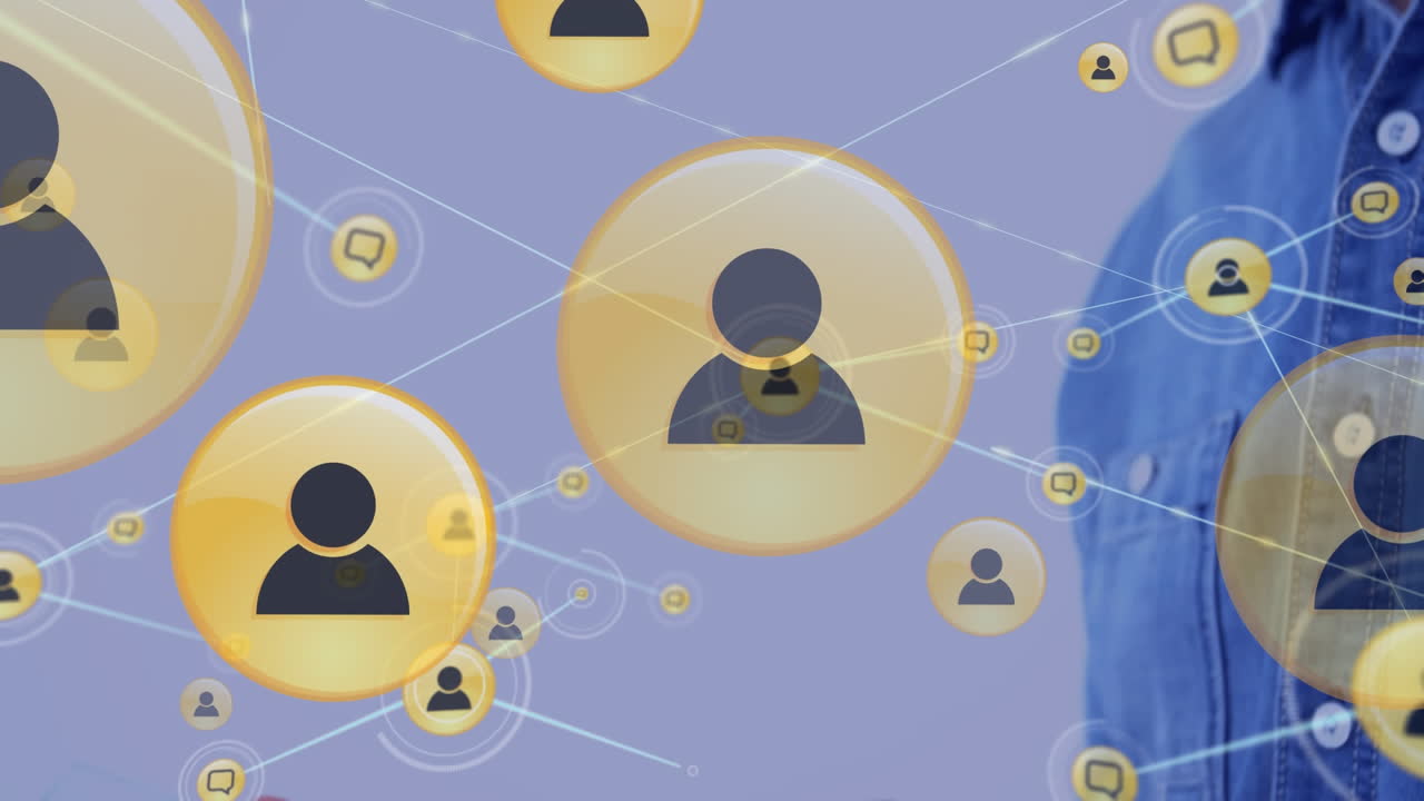 red de iconos de perfil contra el primer plano de un hombre caucásico que usa un teléfono inteligente