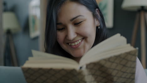 mujer leyendo un libro