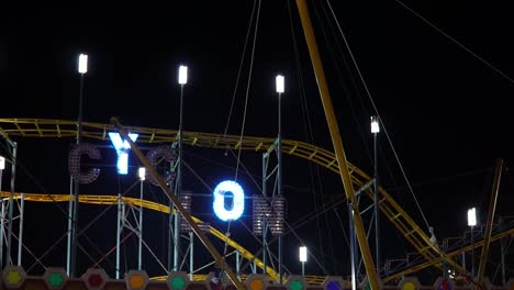 Ciclón-De-Letrero-De-Neón-Intermitente-En-El-Parque-De-Atracciones-Por-La-Noche