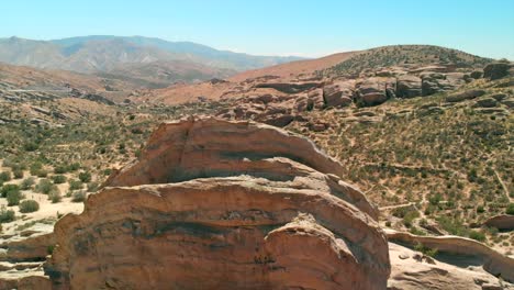 vista aérea de las rocas vasquez en las afueras de los ángeles, california