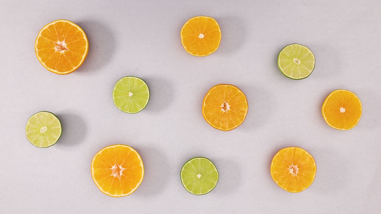 rebanadas de naranjas frescas y limas parpadeando en el tema de la plata. detener el movimiento